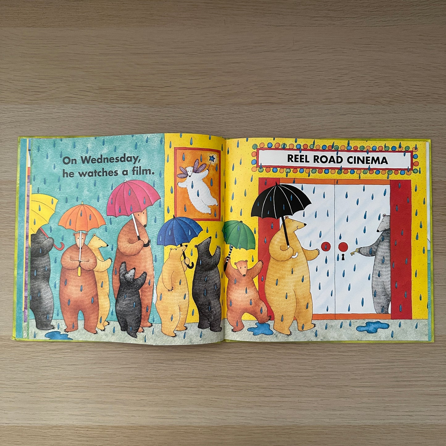 Bear About Town | 2000 | Hardcover | Stella Blackstone
