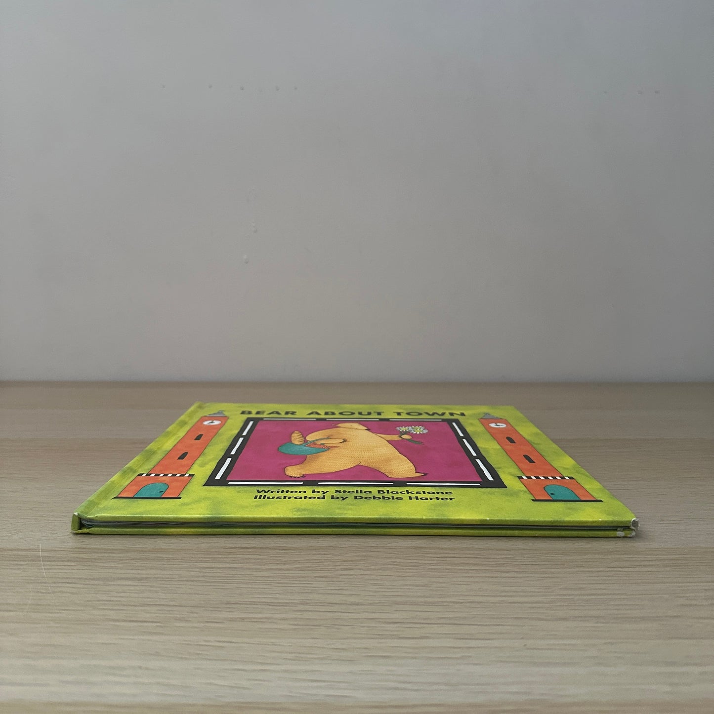 Bear About Town | 2000 | Hardcover | Stella Blackstone