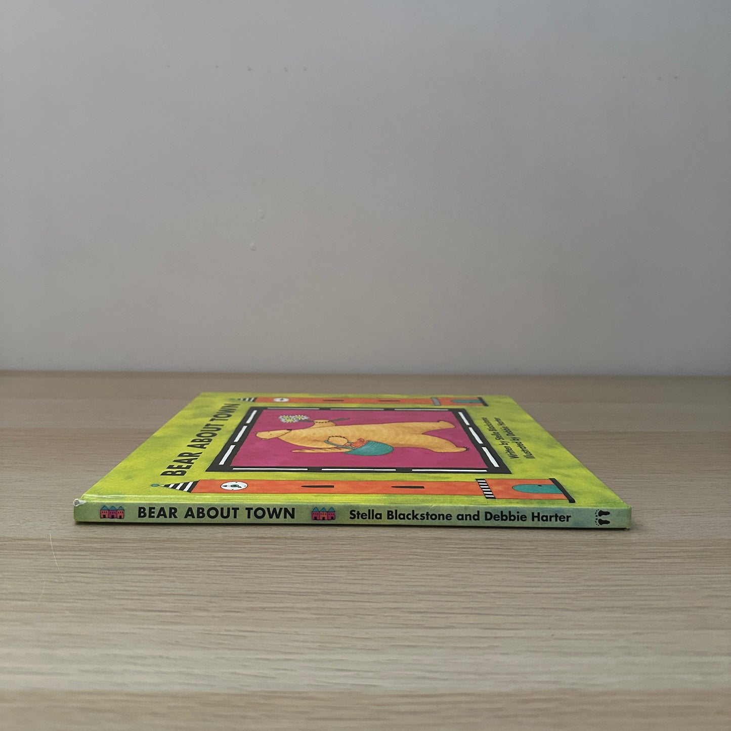Bear About Town | 2000 | Hardcover | Stella Blackstone