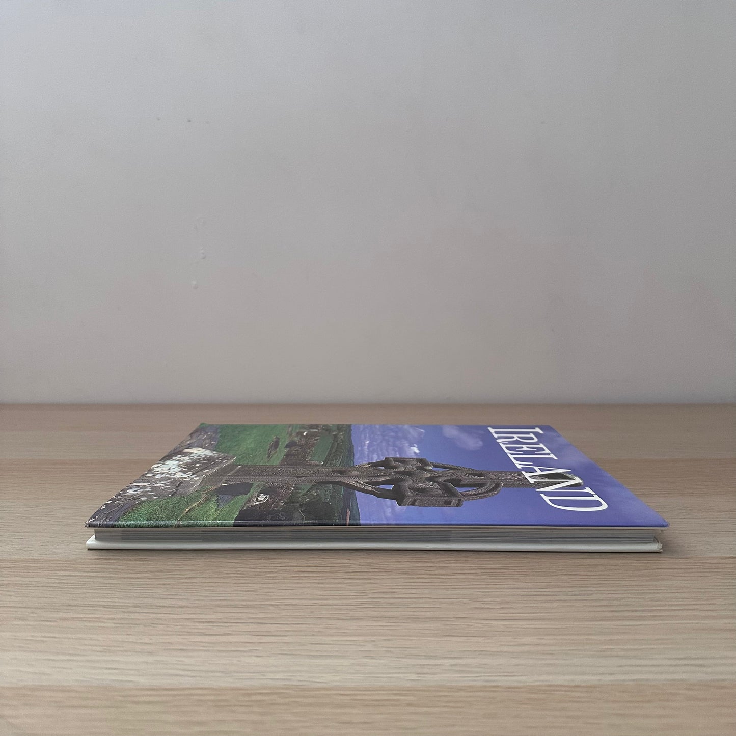 Ireland | 1994 | Simona Ratchetti | Tiger Books International